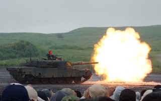 平成25年度総火演_90式戦車.jpg